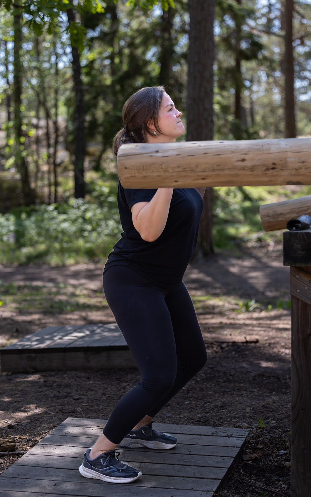 Emma William Olsson tränar rygglyft i utegymmet