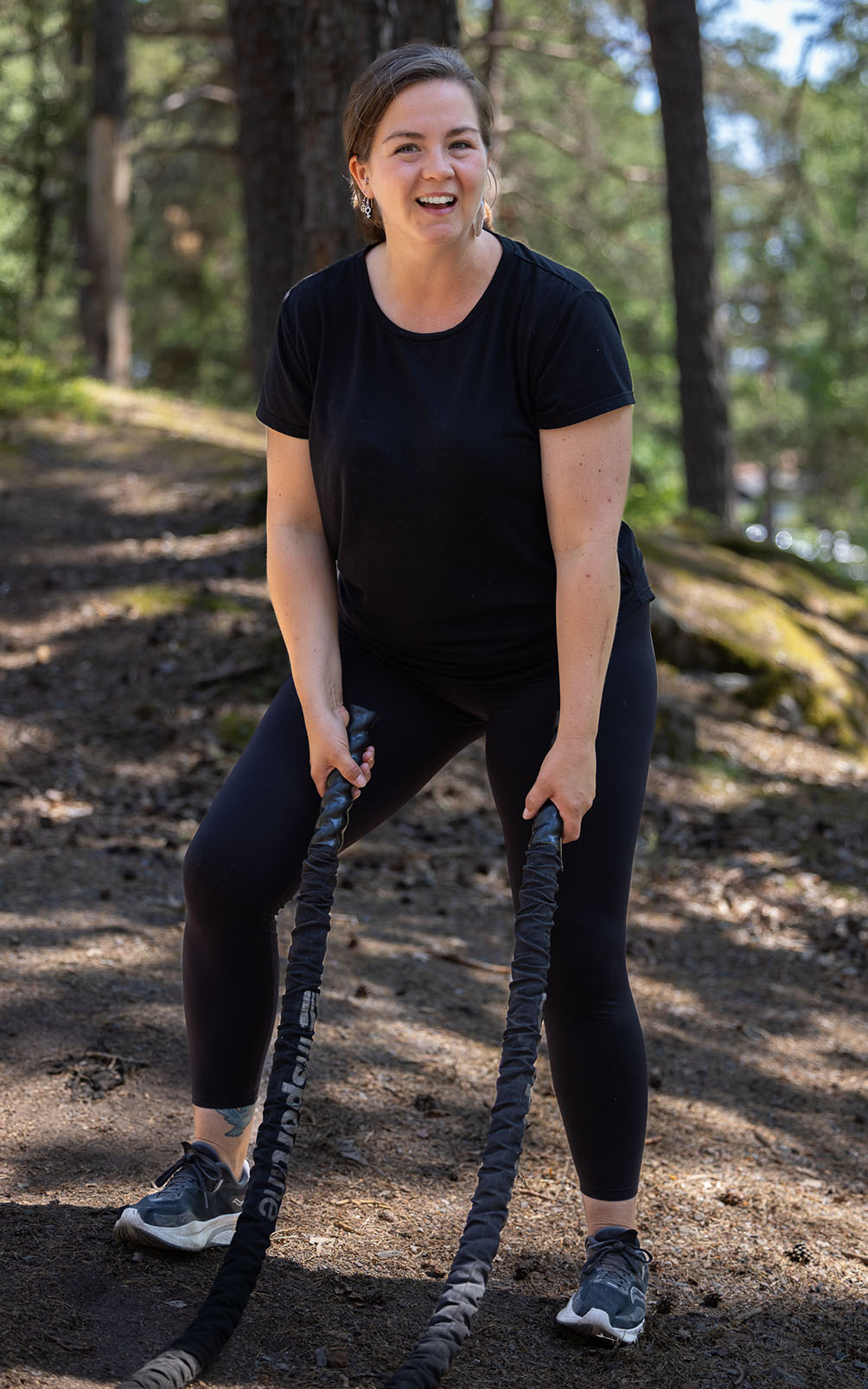 Personliga tränaren Emma William-Olsson tränar med tunga rep i sörmländsk skog